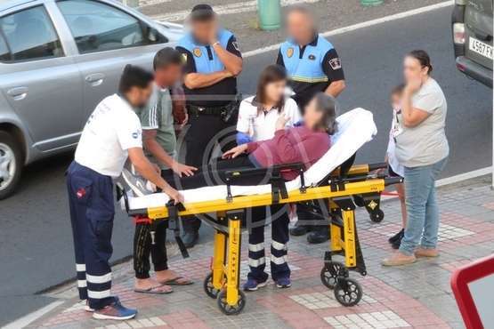 Un mujer evacuada en ambulancia tras sufrir una caída en San Juan (Foto TA)